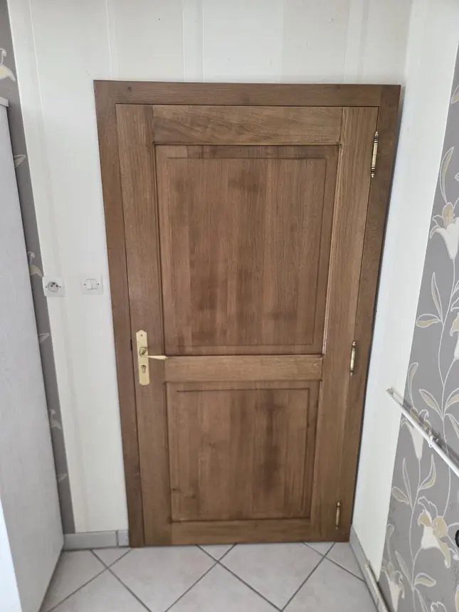 Porte intérieure en bois massif neuve avec habillage complet