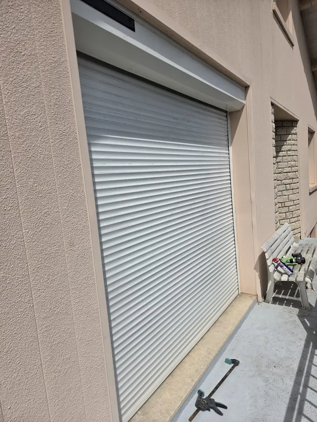 Volet roulant neuf posé sur une baie vitrée coulissante
