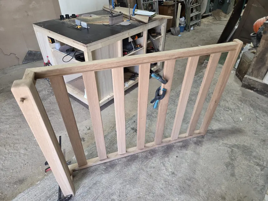 Garde-corps en chêne en cours de fabrication dans l’atelier ROG SAV