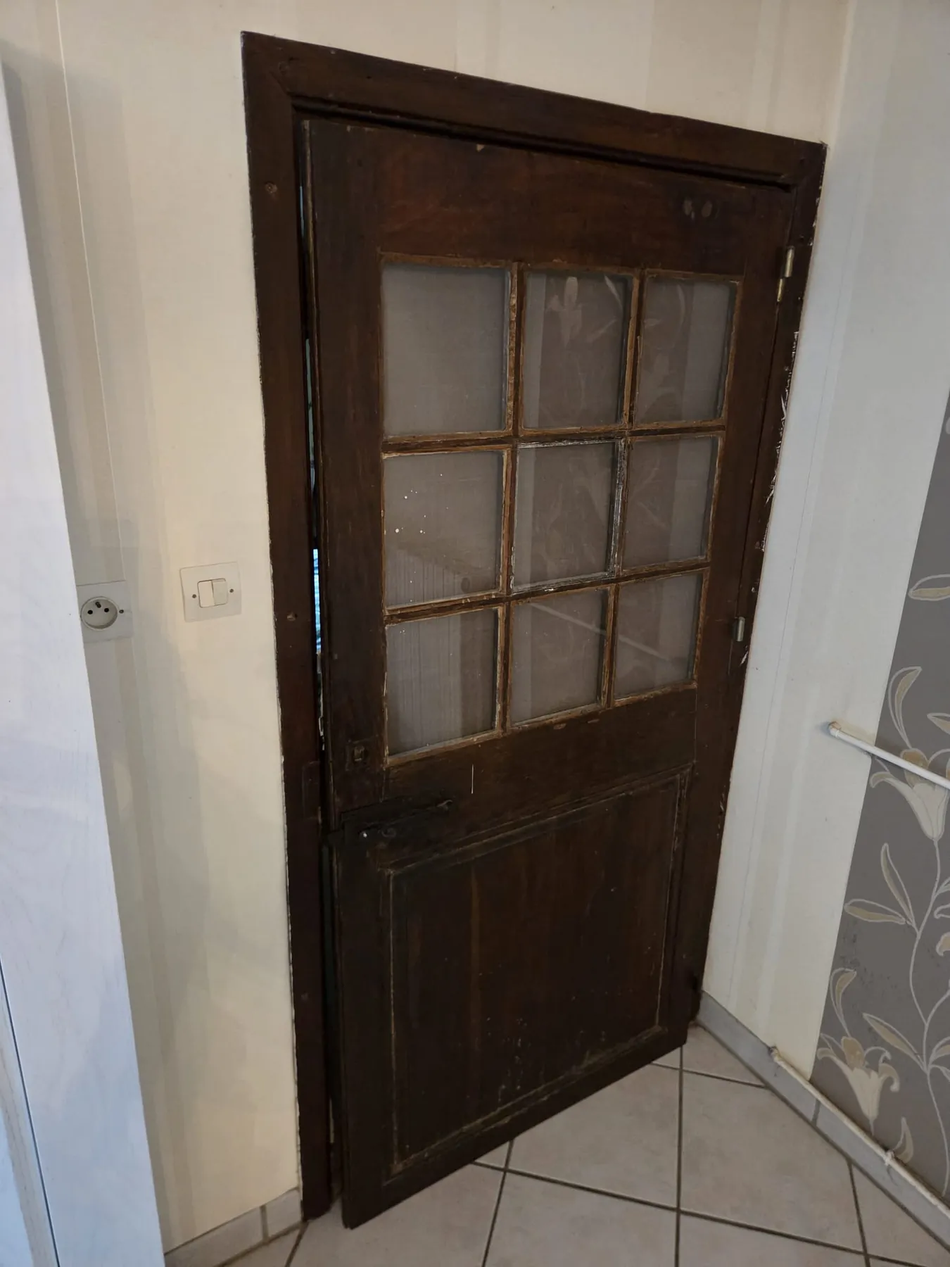 Avant : ancienne porte vitrée en bois vétuste avant dépose