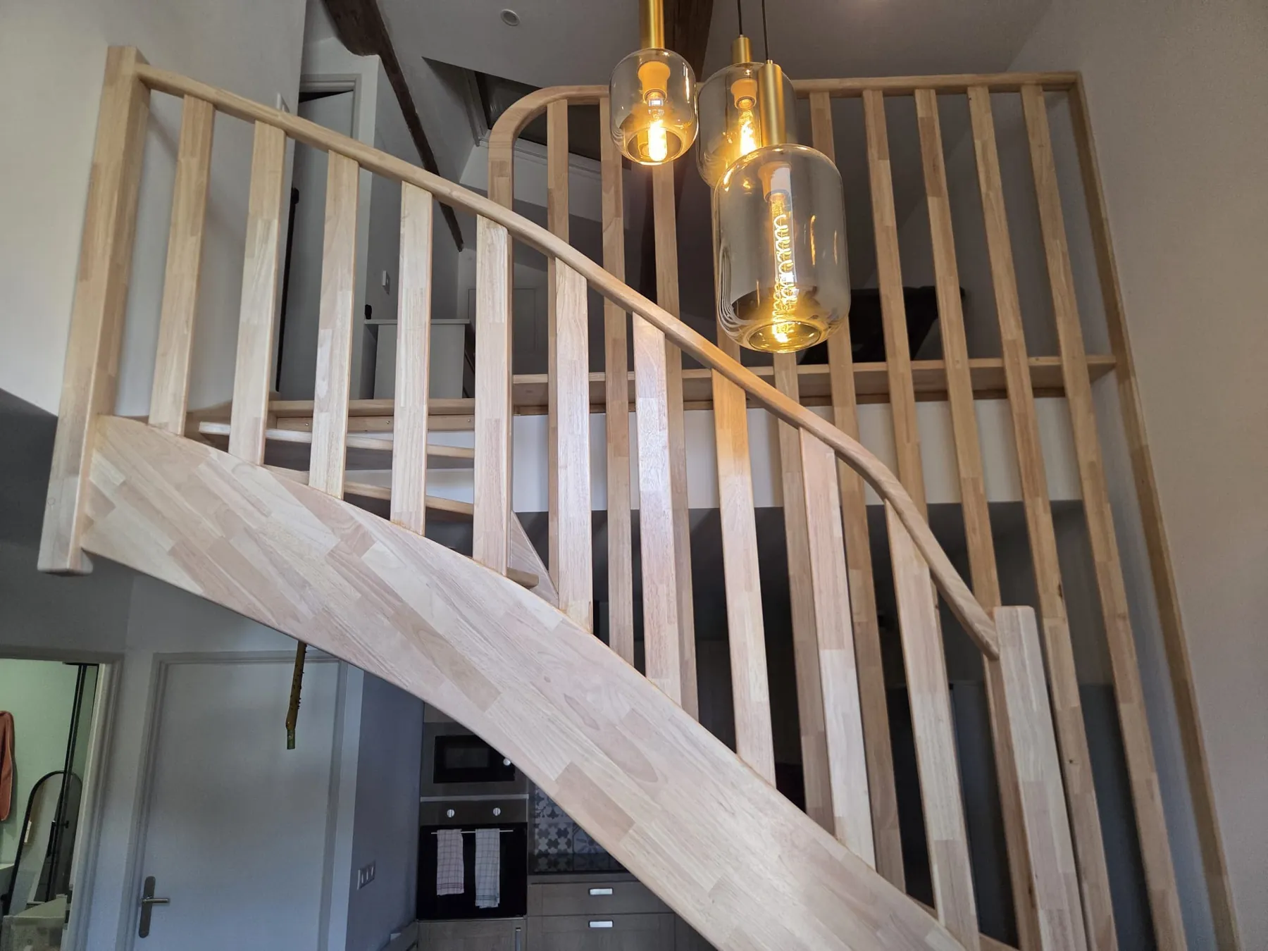 Escalier et garde-corps en chêne massif posés dans une maison en Meuse