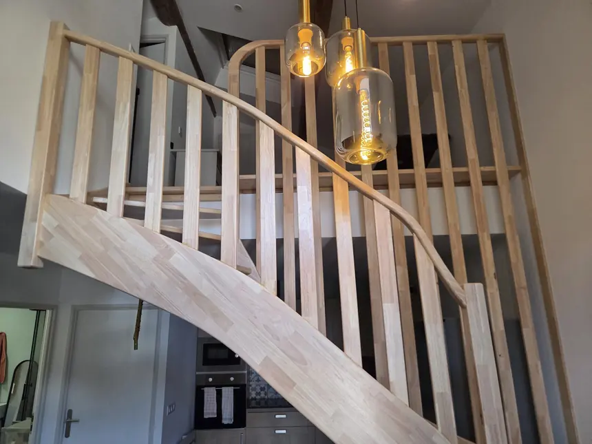 Escalier en chêne et garde-corps sous suspensions en verre fumé