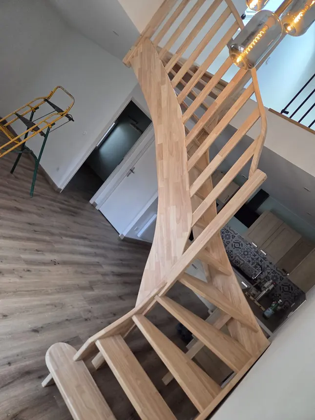 Escalier en chêne vu depuis l’étage au-dessus de la cuisine