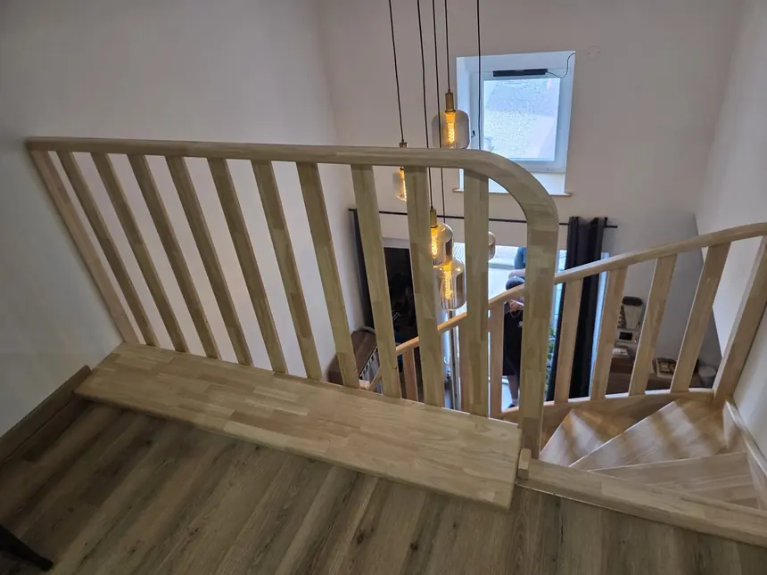 Garde-corps de palier en chêne vu d’en haut avec luminaires suspendus