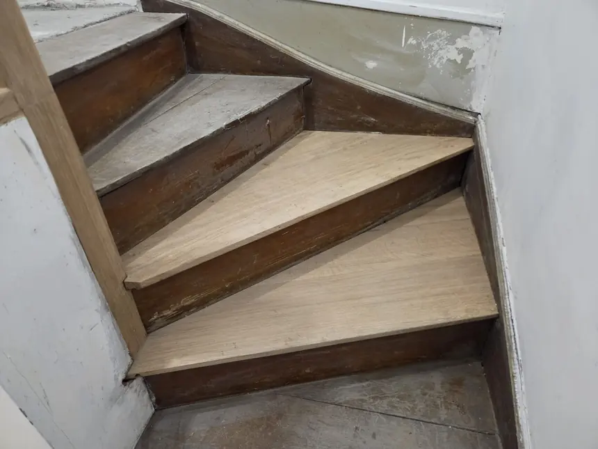 Rénovation de marches d’escalier avec nouvelles marches en chêne